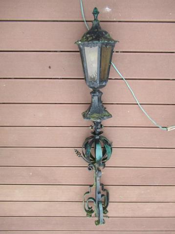 Antieke smeedijzeren Tuin lamp beschikbaar voor biedingen
