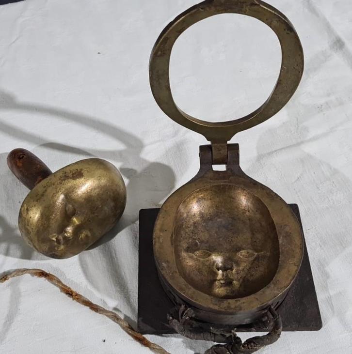 Bronzen pers mal voor poppen,  met verwarmingselement,30/40s, Verzamelen, Poppen, Gebruikt, Ophalen of Verzenden