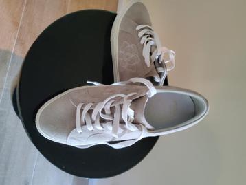 sneakers merk Furla mt 39 kleur Taupe met bloem beschikbaar voor biedingen