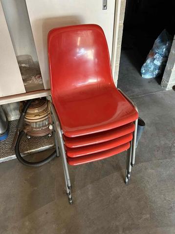 Vintage stoelen beschikbaar voor biedingen