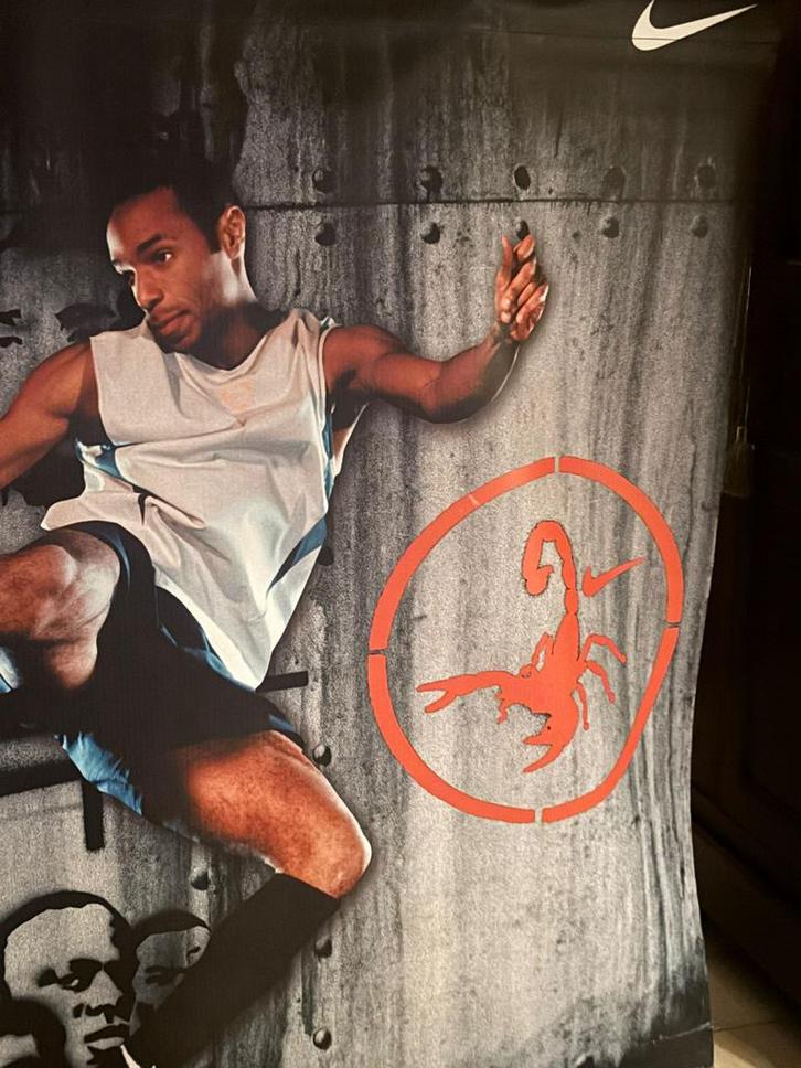 Collectors item NIKE zeildoek Thierry Henry, Verzamelen, Sportartikelen en Voetbal, Zo goed als nieuw, Poster, Plaatje of Sticker