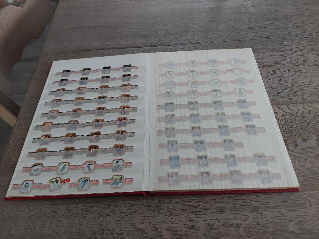 boek/map met sigarenbandjes, Ophalen, Zo goed als nieuw, Sigarenbandjes