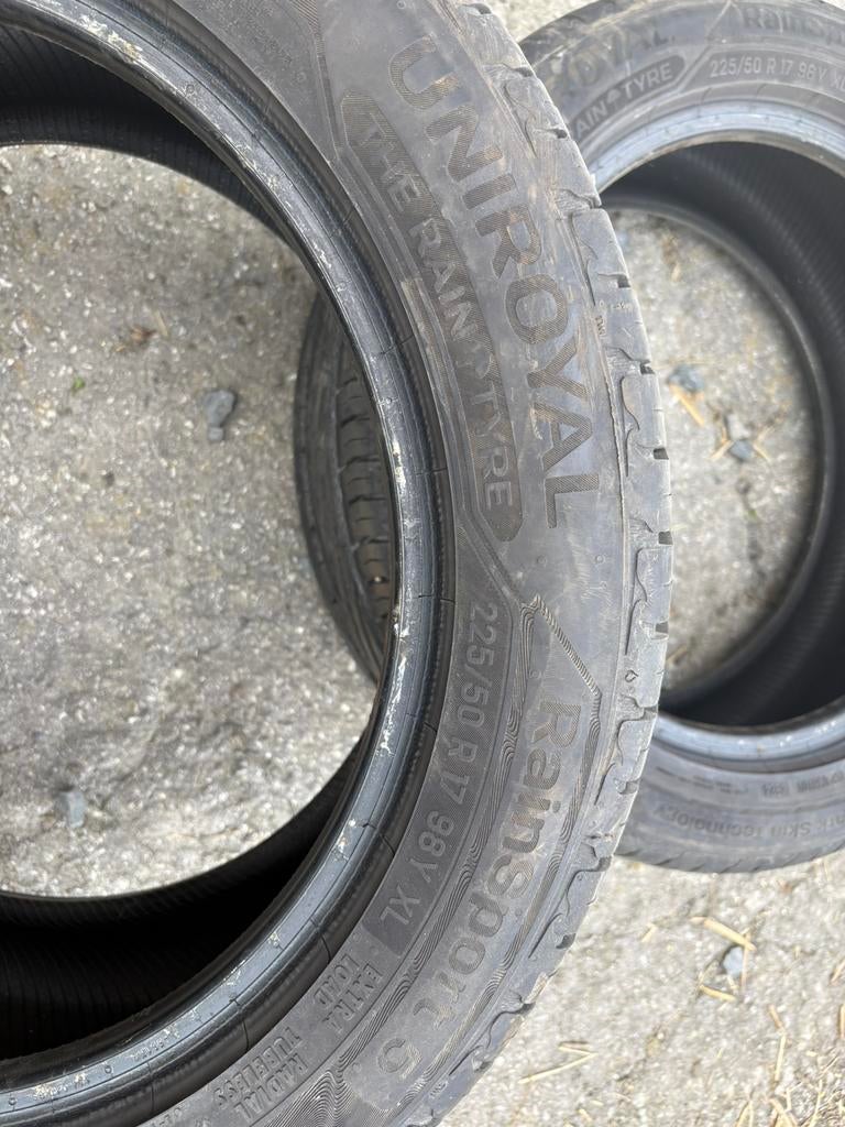 2 pneus uniroyal 3mm, Enlèvement, Comme neuf