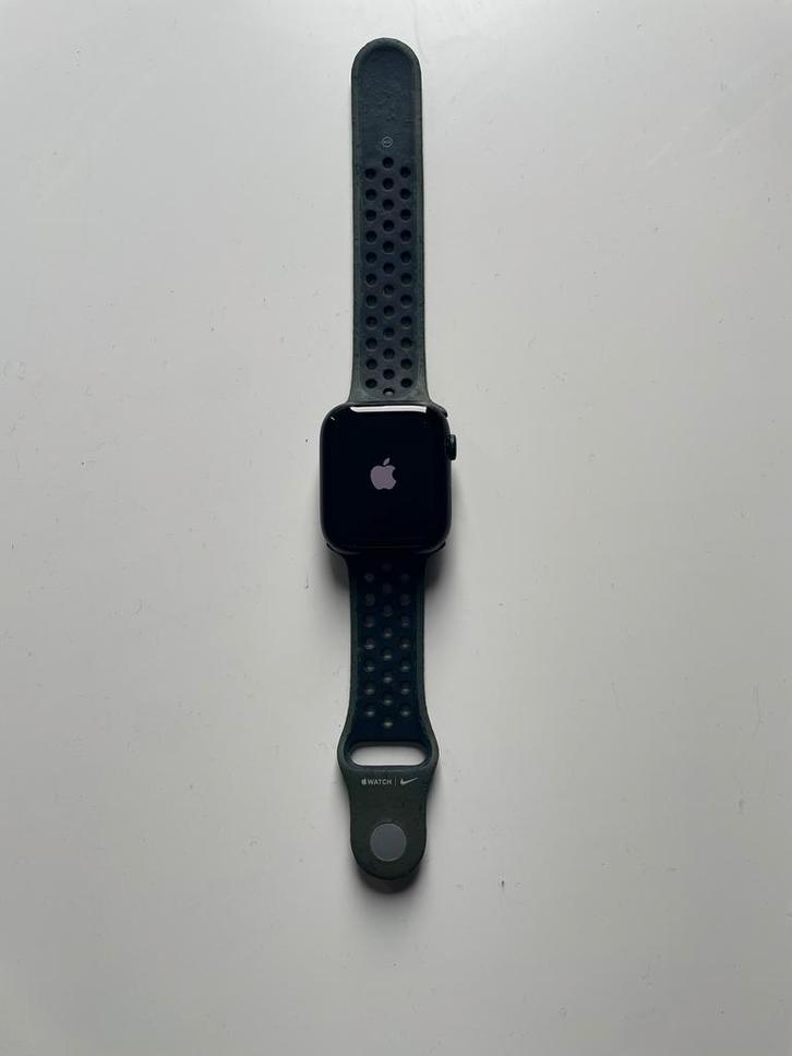 Apple Watch met Nike-bandje - klaar voor gebruik, Handtassen en Accessoires, Sporthorloges, Zo goed als nieuw, iOS, Zwart, Conditie