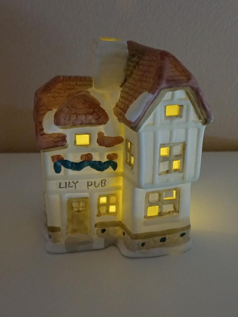 Sfeervol Keramieken Huisje "Lily Pub" – Theelichthouder, Huis en Inrichting, Woonaccessoires | Kandelaars en Kaarsen, Zo goed als nieuw