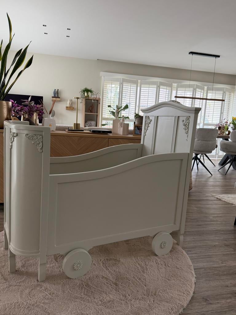 Vintage baby ledikant excl lattenbodem en matras, Ophalen