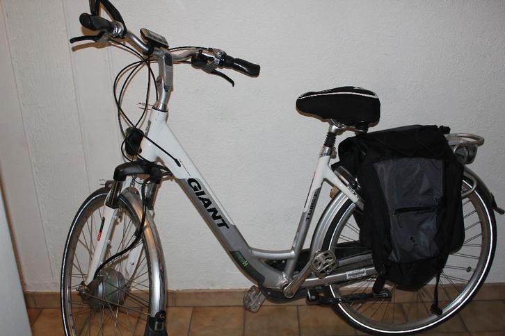 Elektrische fiets wit, Vélos & Vélomoteurs, Vélos électriques, Utilisé, Giant, 47 à 51 cm, 30 à 50 km par batterie, Enlèvement