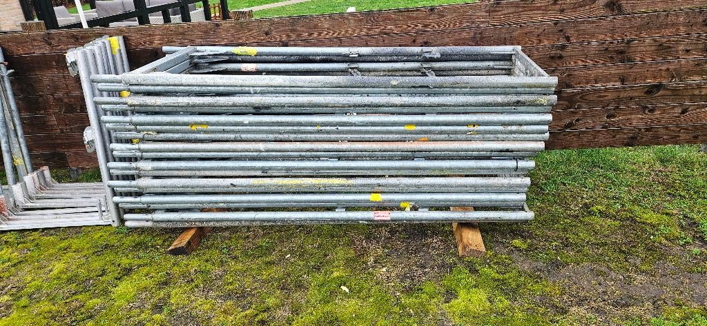 Grote steiger Layher Groot lot materiaal, Doe-het-zelf en Bouw, Steigers, Gebruikt, Gevelsteiger, 5 meter of hoger, Ophalen