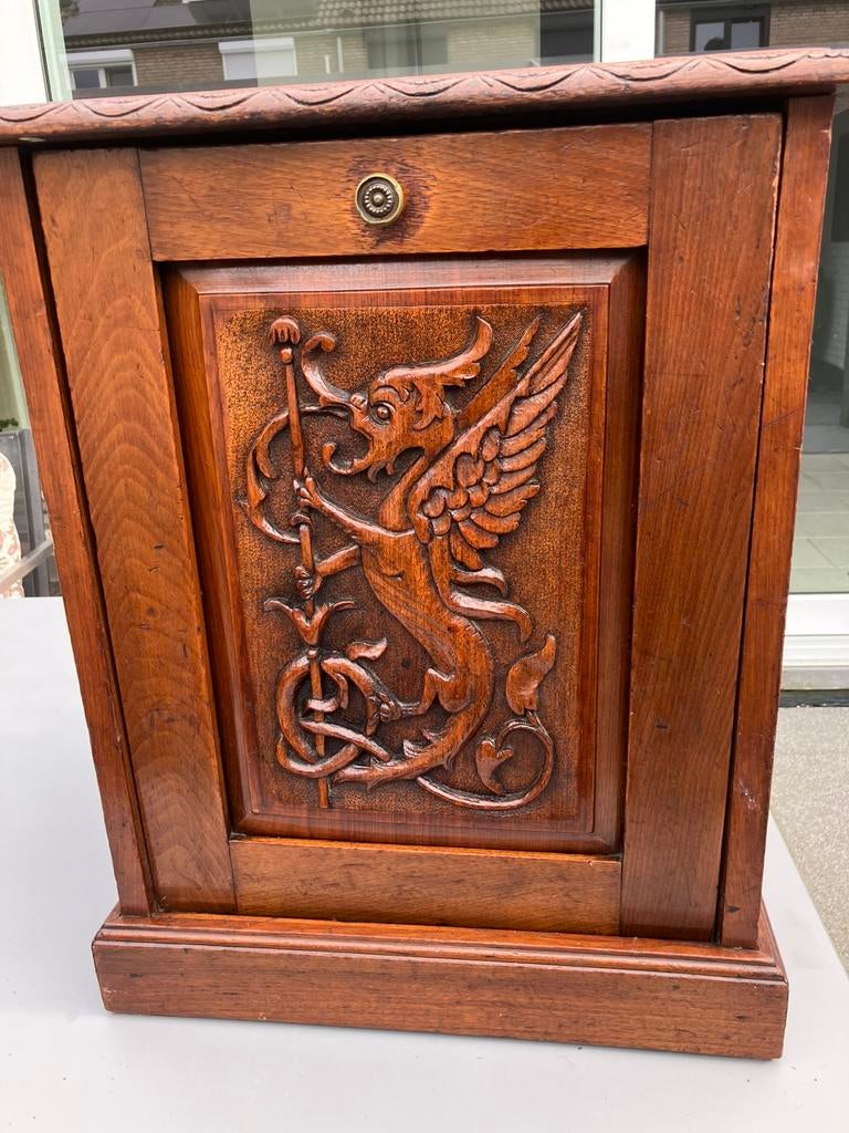 Antieke kolenkit met houtsnijwerk, Huis en Inrichting, Slaapkamer | Nachtkastjes, Gebruikt, Ophalen