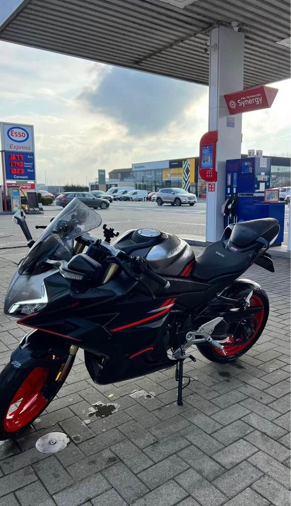 Cf. Moto 450 SRS, 449 cm³, 2 cylindres, Permis Moto A2 minimum, 12 à 35 kW