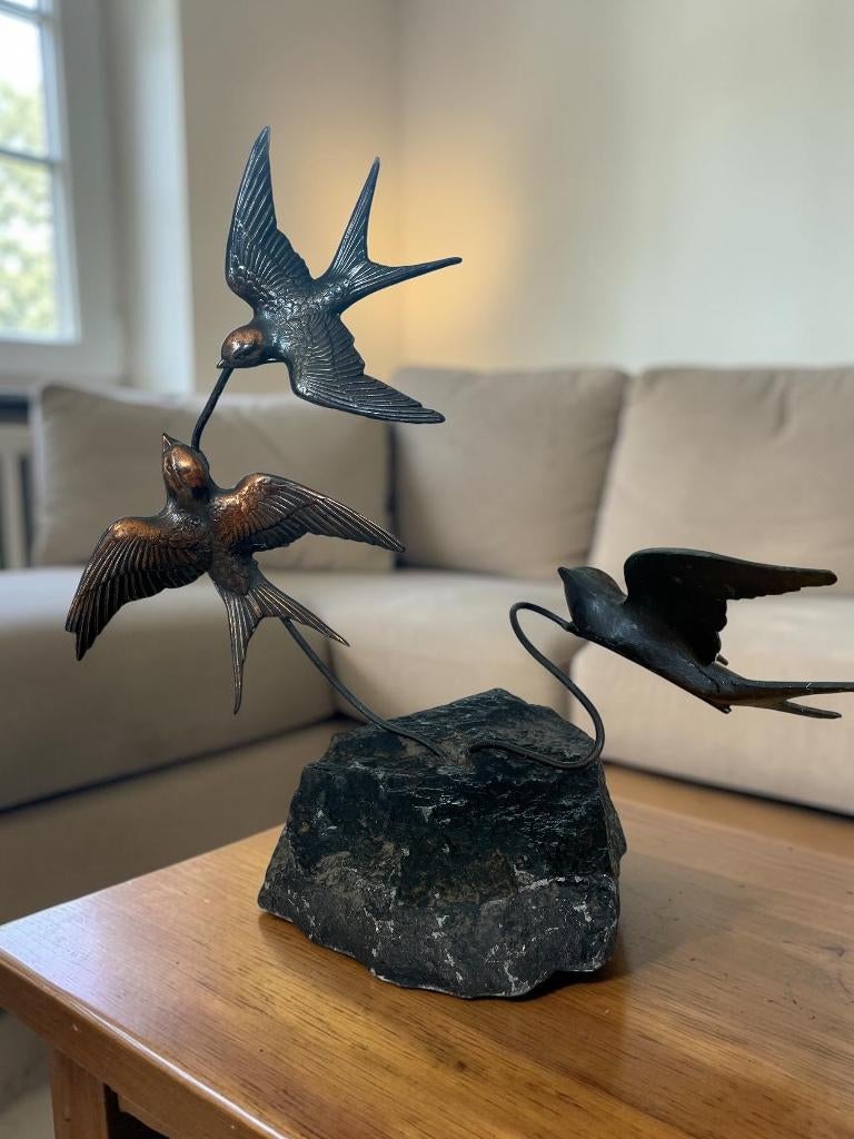 Sculpture vintage hirondelles métal patiné & socle pierre, Enlèvement ou Envoi