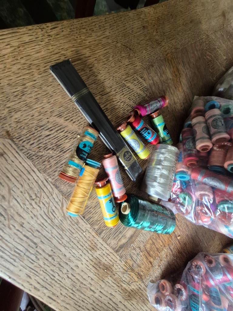 Lot de centaines de rouleaux de fil à coudre, Enlèvement