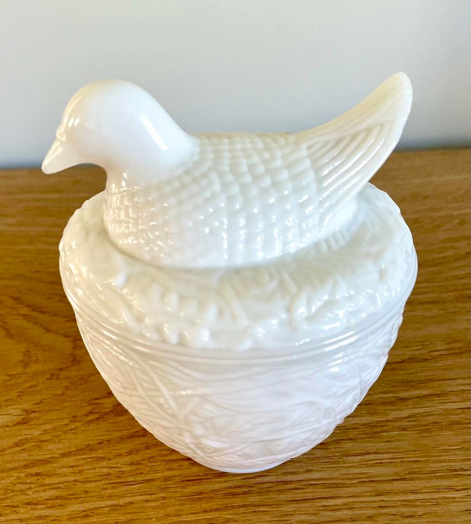 Vintage Avon milk glass ‘Nesting dove’ melkglas dekseldoosje, Antiek en Kunst, Antiek | Schalen, Ophalen
