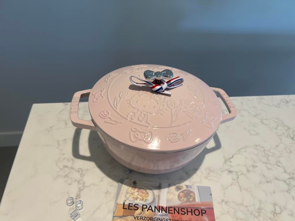 Staub meets ‘Hello Kitty’ in Sorbet Pink 20 cm nieuw!, Gietijzer, Nieuw, Ophalen of Verzenden, Keramische plaat