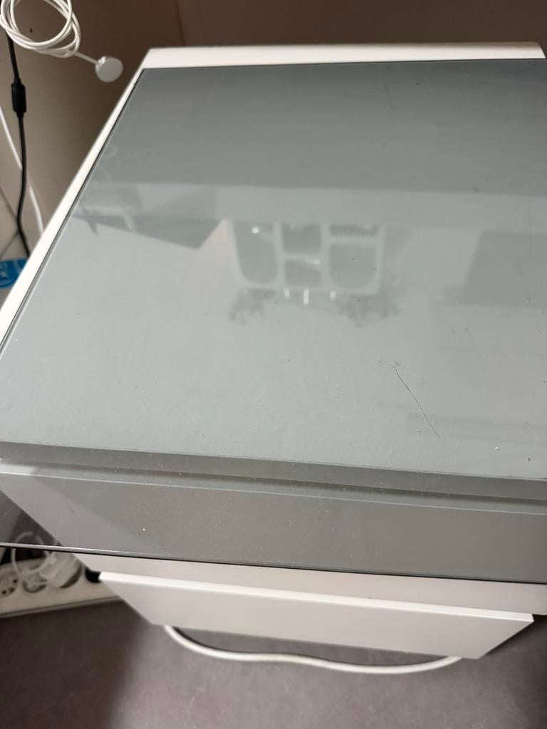 nachtkast met glasplaat, Ophalen, Gebruikt