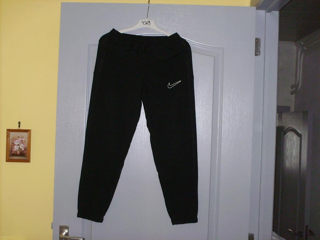 a vendre pantalon training enfant, Kinderen en Baby's, Kinderkleding | Maat 128, Broek, Nieuw, Ophalen of Verzenden, Nike