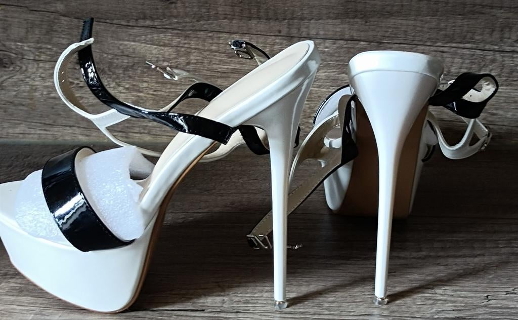 Chaussures dames 39 high hells sexy noir et blanc, Enlèvement ou Envoi, Blanc