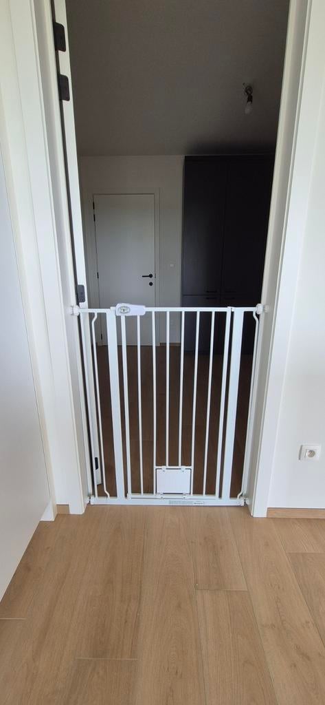 Porte et barrière d'escalier Bettacare avec chatière, Enfants & Bébés, Barrières, Enlèvement