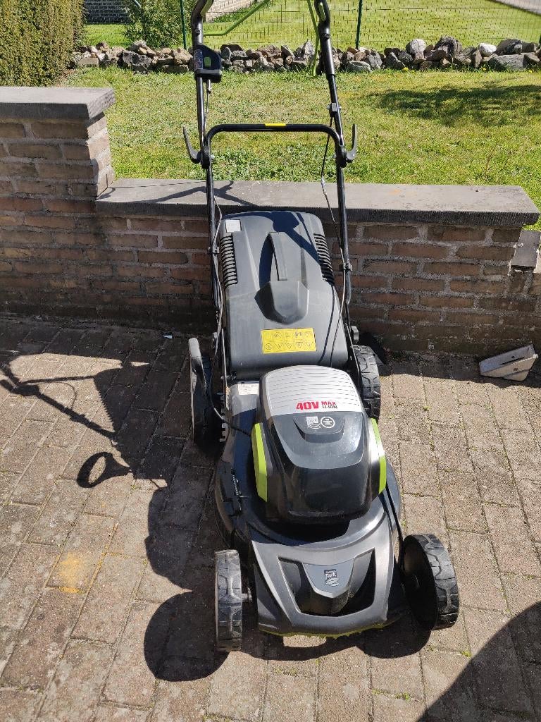 CENTRAL PARK GRASMACHIENE  OP BATTERIJ, Ophalen, Accu-grasmaaier, Zo goed als nieuw, 40 t/m 49 cm