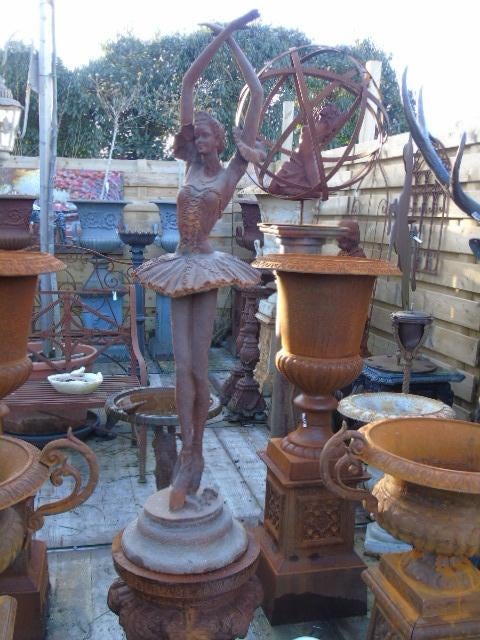 Roestig gietijzeren beeld van een ballerina., Ophalen, Nieuw, Metaal, Overige typen