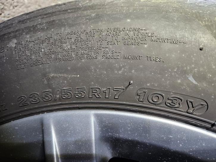 Zomerbanden 235/55 R17-103Y, Auto-onderdelen, Banden en Velgen, Velg(en), Zomerbanden, Ophalen