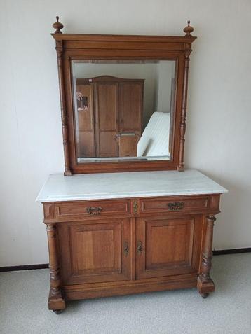 Slaapkamercommode in neo-renaissancestijl beschikbaar voor biedingen