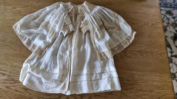 Antiek zijden doop jasje, met kant en borduurwerk. beschikbaar voor biedingen