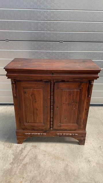 Antieken kast beschikbaar voor biedingen