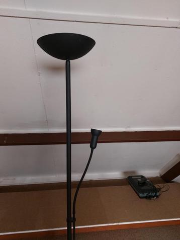 Staande lamp met leeslamp beschikbaar voor biedingen
