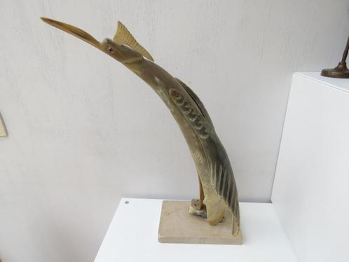 Vintage beeld vogel in hoorn op travertin sokkel, Antiek en Kunst, Curiosa en Brocante, Ophalen of Verzenden
