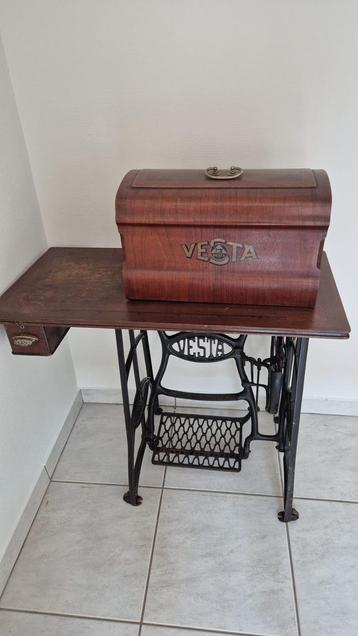 Oude naaimachine vesta beschikbaar voor biedingen