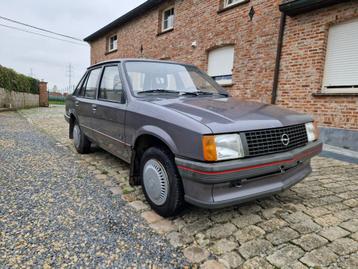 Opel Corsa A uit 1987 te koop, Autos, Oldtimers & Ancêtres, Argent ou Gris, Achat, Boîte manuelle, Opel