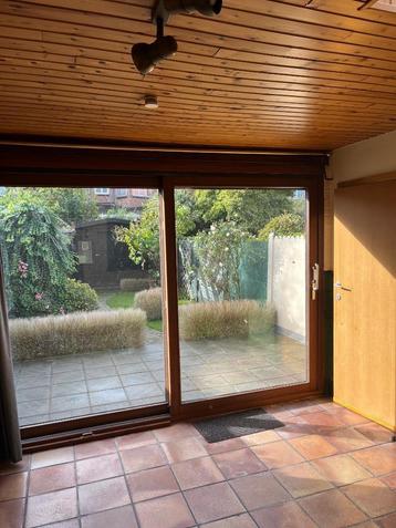 Houten schuifraam beschikbaar voor biedingen