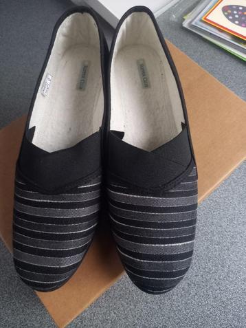 Gesloten damespantoffels. Nieuw, Kleding | Dames, Zwart, Nieuw, Ophalen of Verzenden, Pantoffels of Sloffen