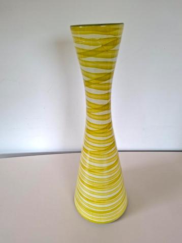 Grote vintage vaas met hippe kleur beschikbaar voor biedingen