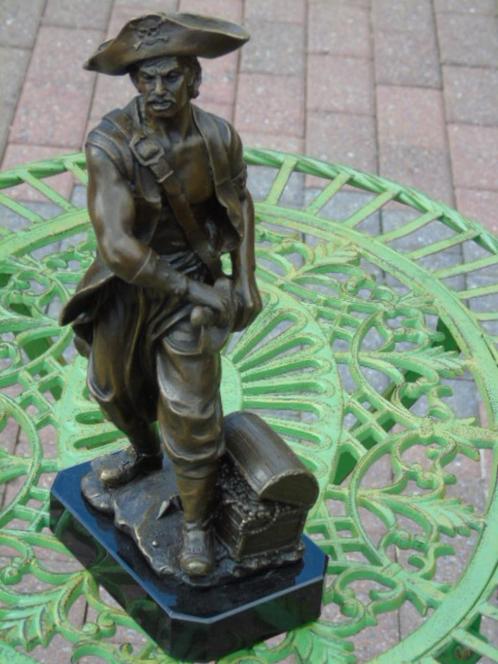 Standbeeld van een piraat en zijn bronzen kist gesigneerd, Antiek en Kunst, Antiek | Brons en Koper, Brons, Ophalen