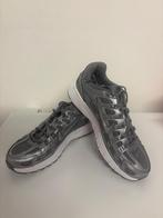 Nieuwe Nike schoenen p-600 metalic cool grijs-wit, Kleding | Dames, Schoenen, Ophalen, Wit, Nike, Nieuw