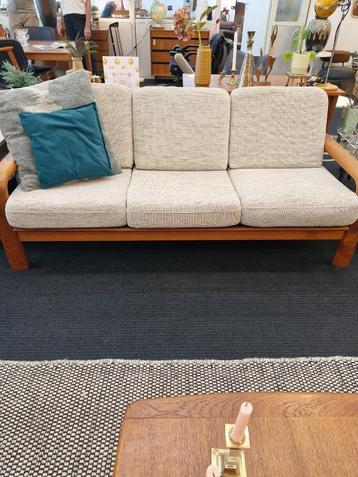 Vintage bank driezits Deens jaren 70 teak beschikbaar voor biedingen