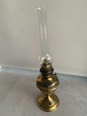 Petroleumlamp met glazen stolp  beschikbaar voor biedingen