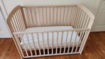 Lit bébé en bois marque Troll avec matelas beschikbaar voor biedingen