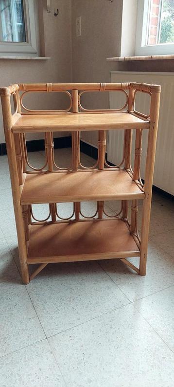 Rieten bijzettafel / rekje / kastje beschikbaar voor biedingen