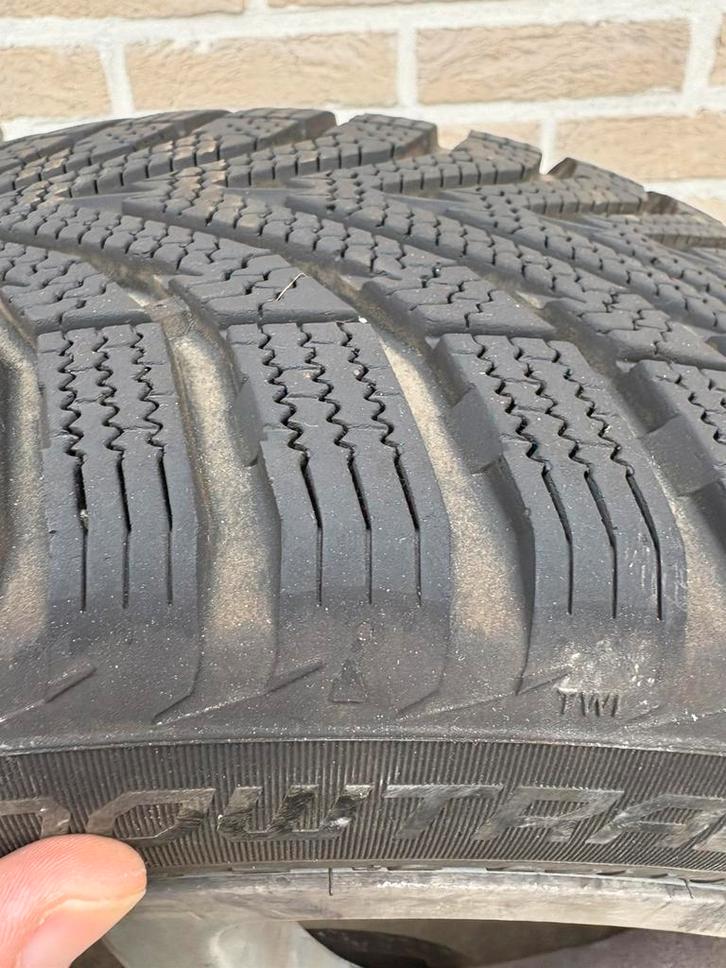 Pneus d'hiver sur jantes métalliques (quelques kilomètres), Autos : Pièces & Accessoires, Pneus & Jantes, Pneus et Jantes, Pneus hiver