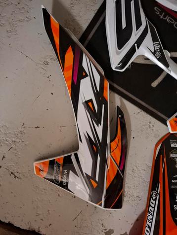 Ktm sx65 plastiek set met stickerset.  beschikbaar voor biedingen