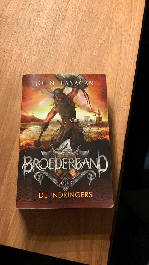 John Flanagan - Broederband de indringers, Livres, Livres pour enfants | Jeunesse | 10 à 12 ans, Utilisé, Fiction, Enlèvement