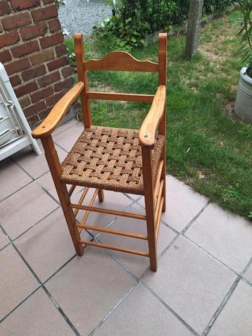 Hoge houten stoel voor kinderen, met rieten zitting beschikbaar voor biedingen