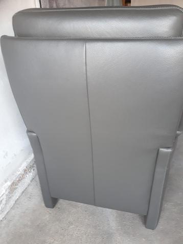 Zetel in leder in NIEUWSTAAT  beschikbaar voor biedingen