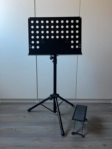 Partituren muziek standaard + voetsteun beschikbaar voor biedingen