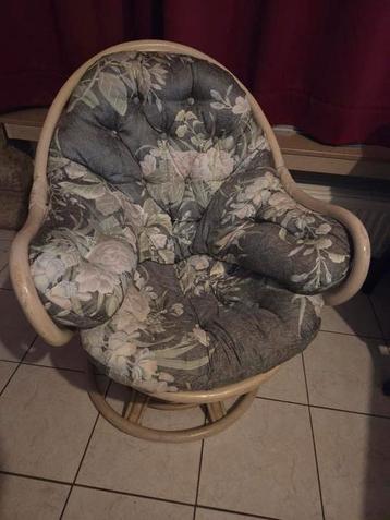 Vintage 70's rotan draaistoel. beschikbaar voor biedingen
