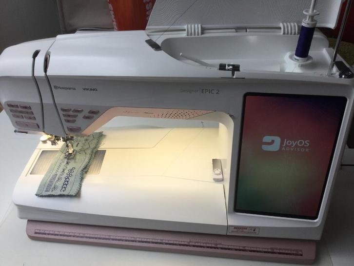 Husqvarna Designer Epic 2 naai-borduurmachine, Hobby en Vrije tijd, Naaimachines en Toebehoren, Zo goed als nieuw, Naaimachine