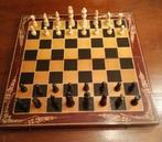 Schaakspel en Backgammon, met houtsnijwerk versierde doos, Hobby en Vrije tijd, Een of twee spelers, Ophalen of Verzenden, Zo goed als nieuw